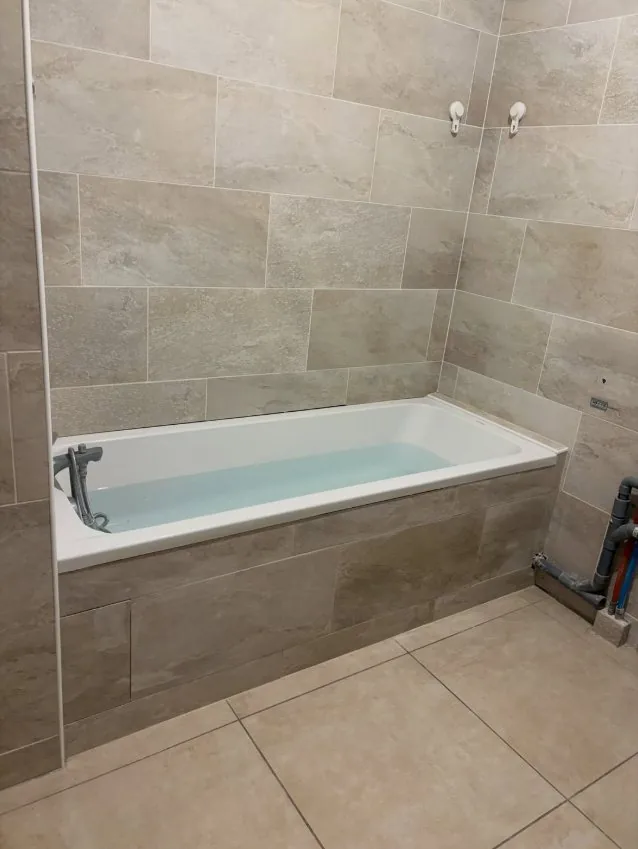 Carrelage et faïence posés dans une salle d'eau