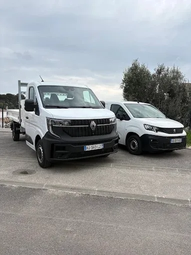 Les véhicules utilitaires de GSC stationnés à La Garde